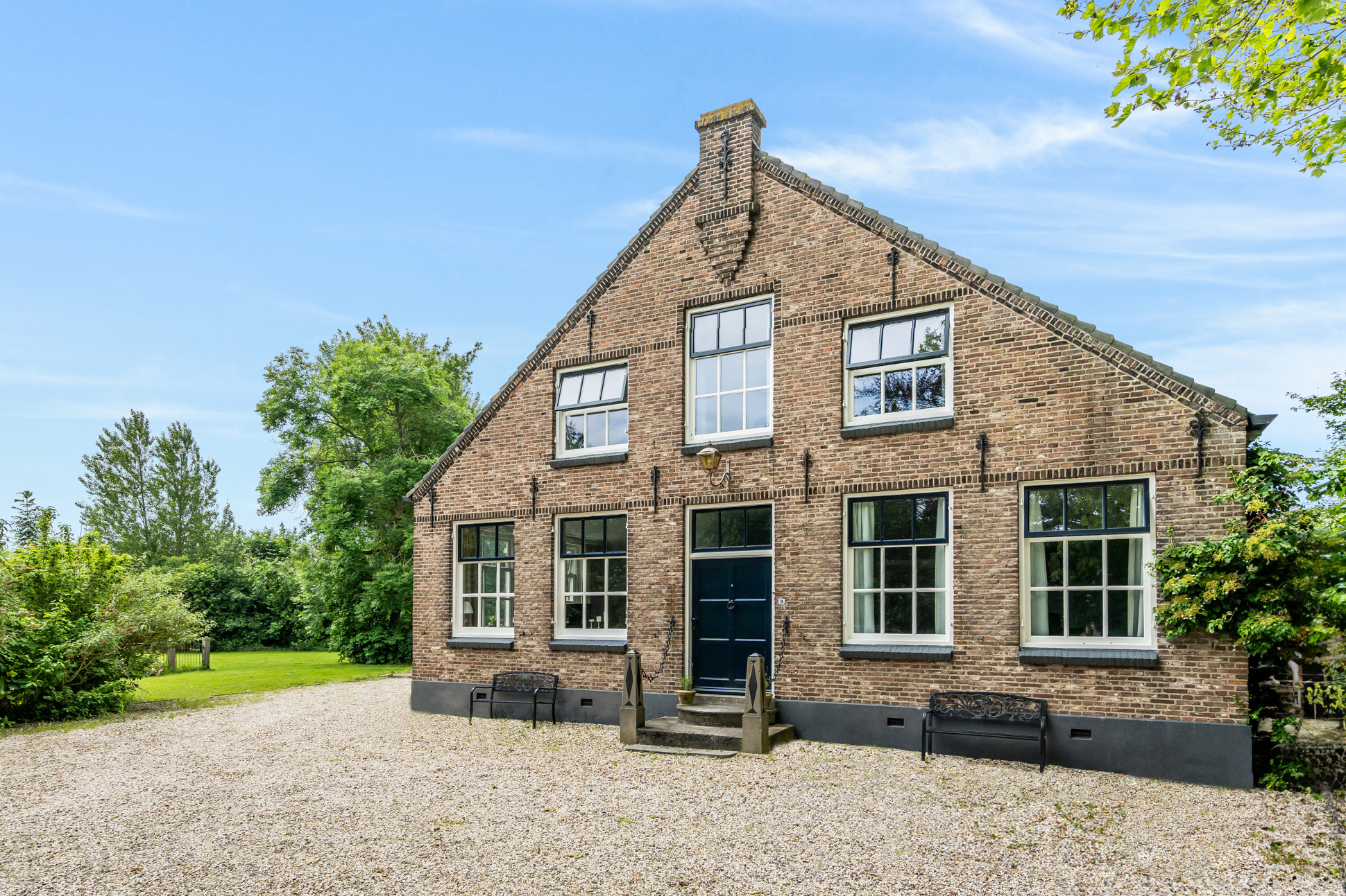 AM100699-33930-200933043