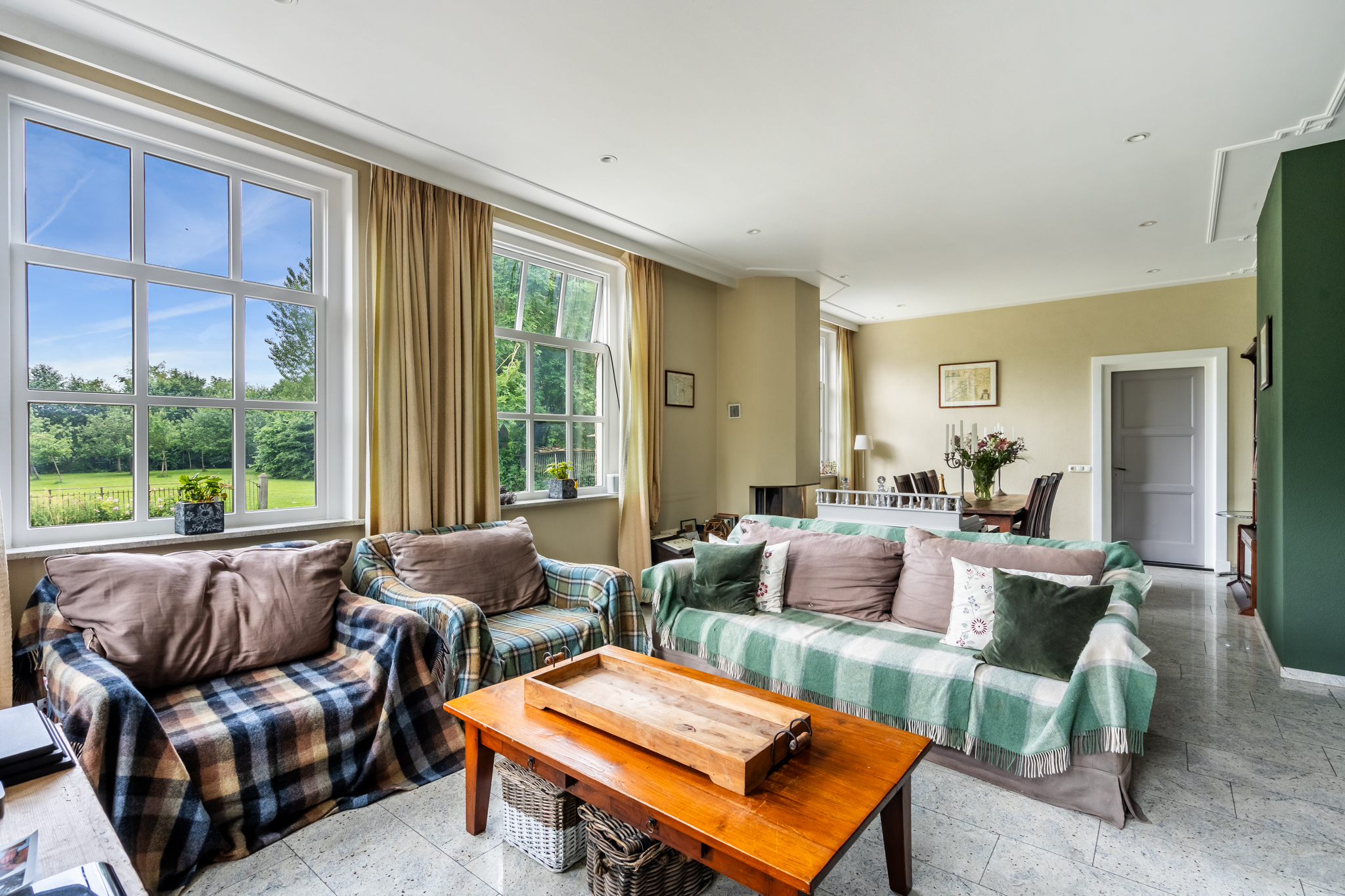 AM100699-33930-200933151