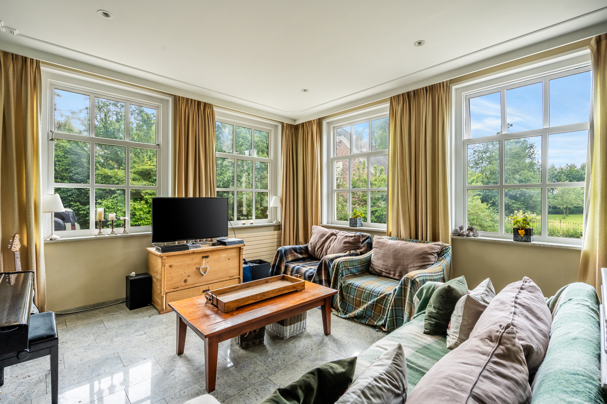 AM100699-33930-200933163