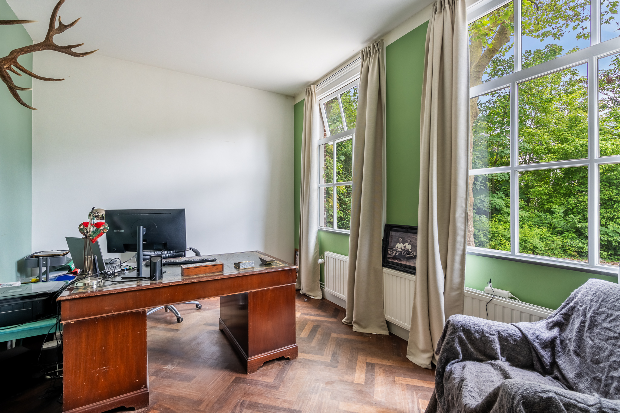 AM100699-33930-200933169